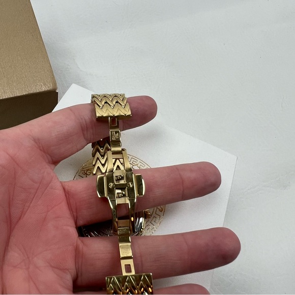 Versace Womens Watch Gold Medusa - Picture 9 of 10